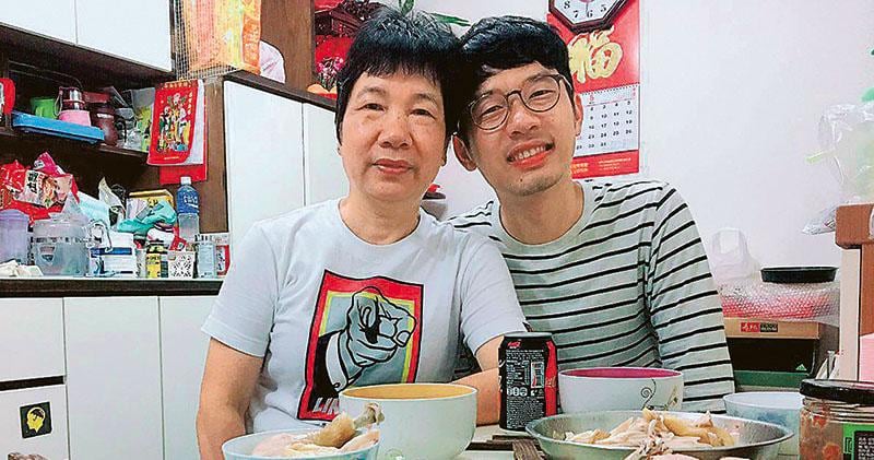 面對政權打壓,羅冠聰認為母親是無辜的。(羅冠聰FB圖片)