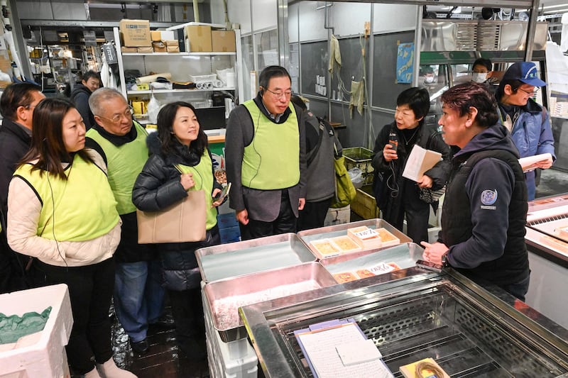 梁君彥等8名議員到訪豐洲海產批發零售市場,但港府周二(24日)就出稿指,禁止日本10個縣的水產等進口香港。(梁君彥社交媒體照片)